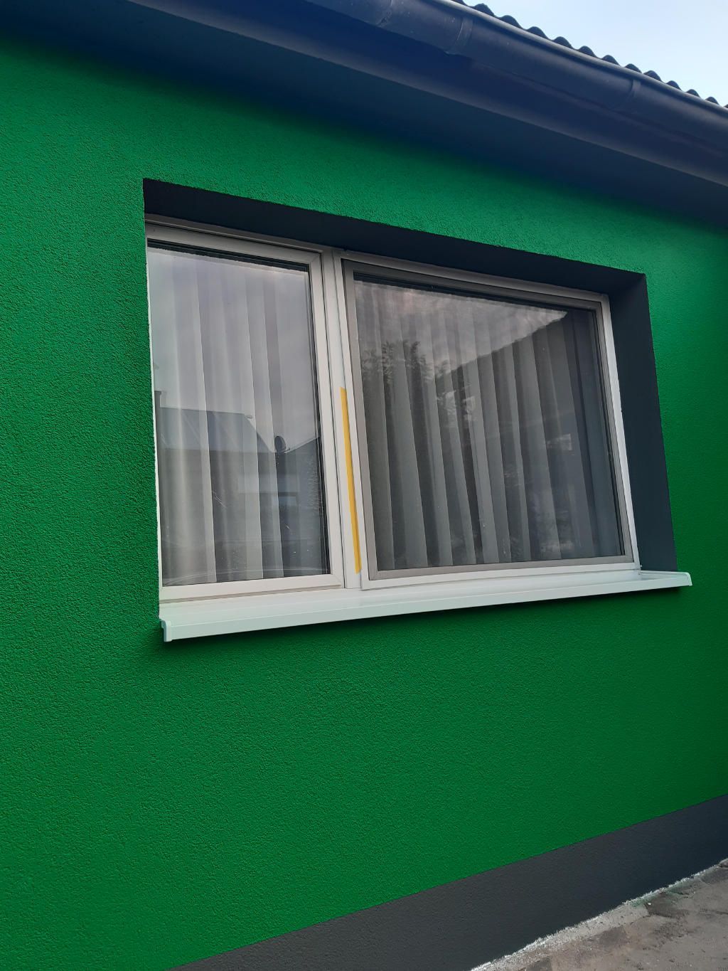 Fassadendämmung mit Kratzputz2 mm und grün-schwarz  gestrichen mit neuer Fensterbank aus Aluminium