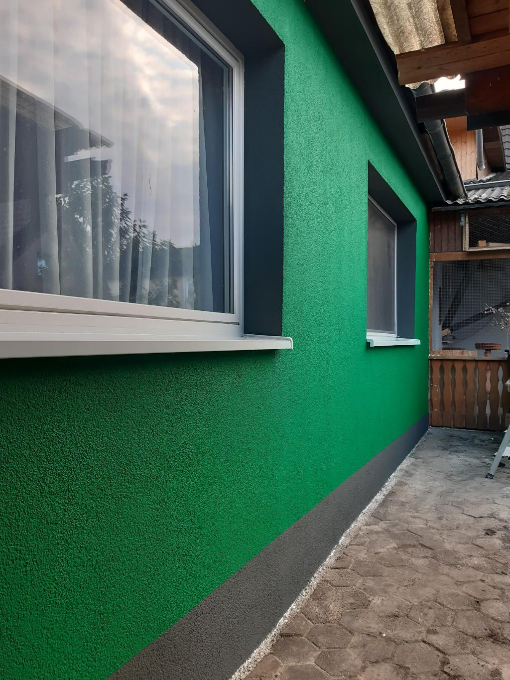 Fassadendämmung mit Kratzputz2 mm und grün-schwarz  gestrichen mit neuer Fensterbank aus Aluminium