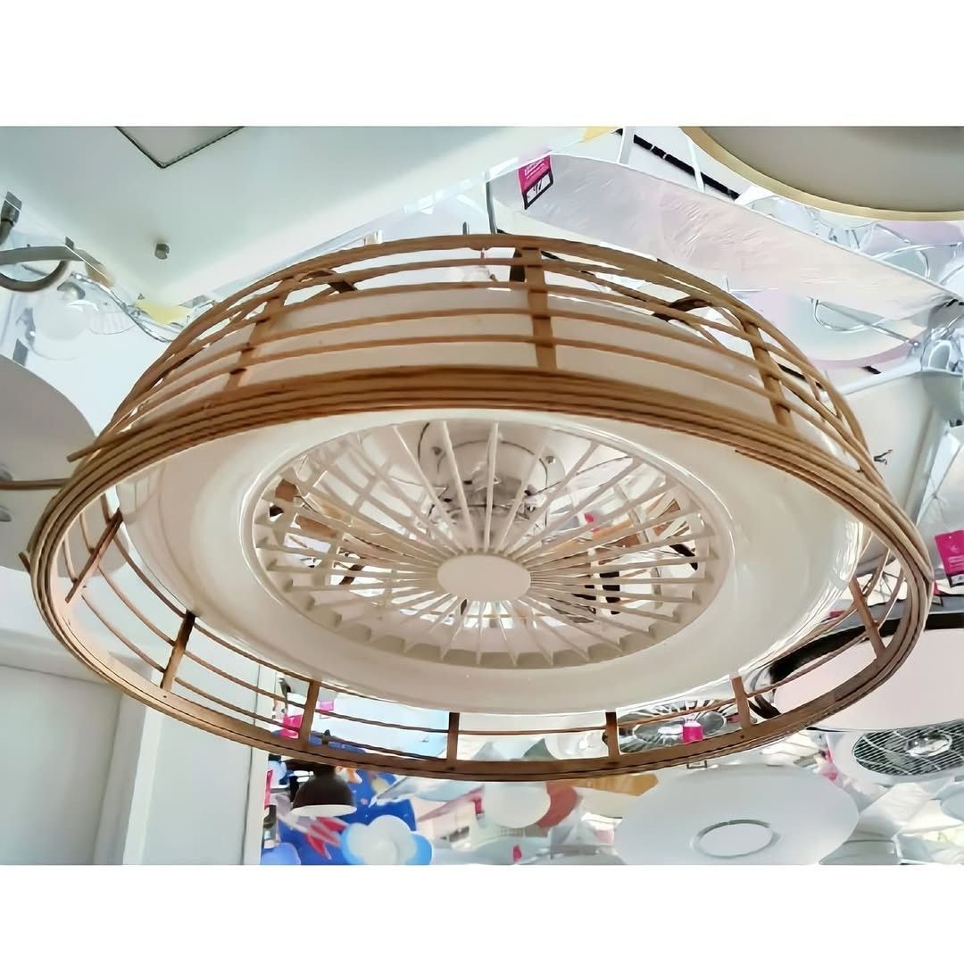 Un ventilador de techo circular con lámpara, marco decorativo de celosía de madera y ventilador central blanco.