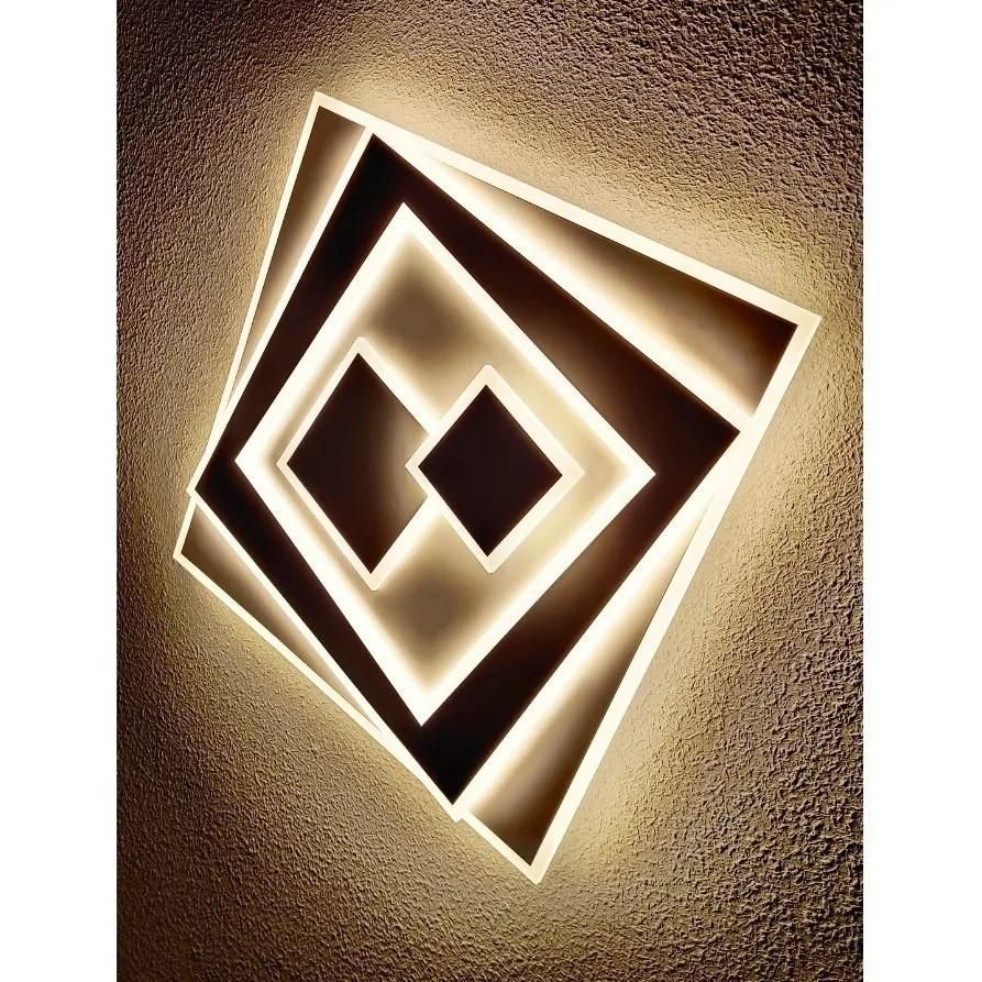 Un aplique de pared geométrico moderno con marcos cuadrados concéntricos que emiten una cálida luz retroiluminada