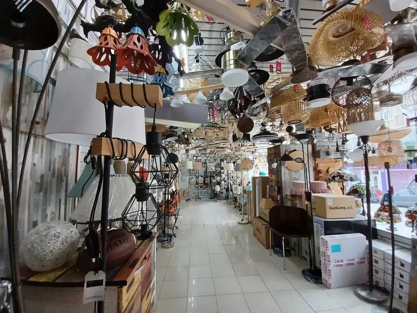El interior de una tienda minorista está repleto de una gran variedad de lámparas colgantes y de pie