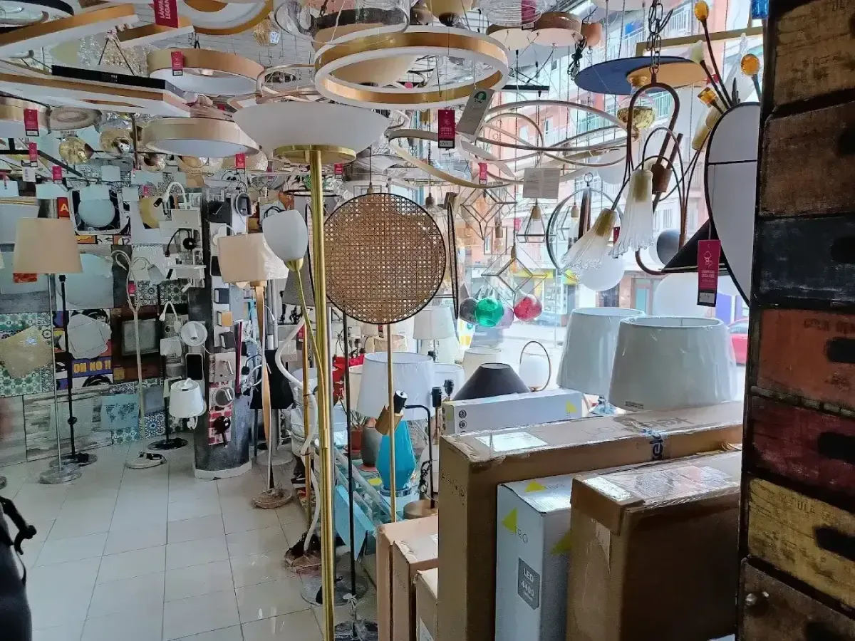 Una tienda minorista muy iluminada, repleta de una gran variedad de lámparas colgantes, de pie y de mesa en exposición.