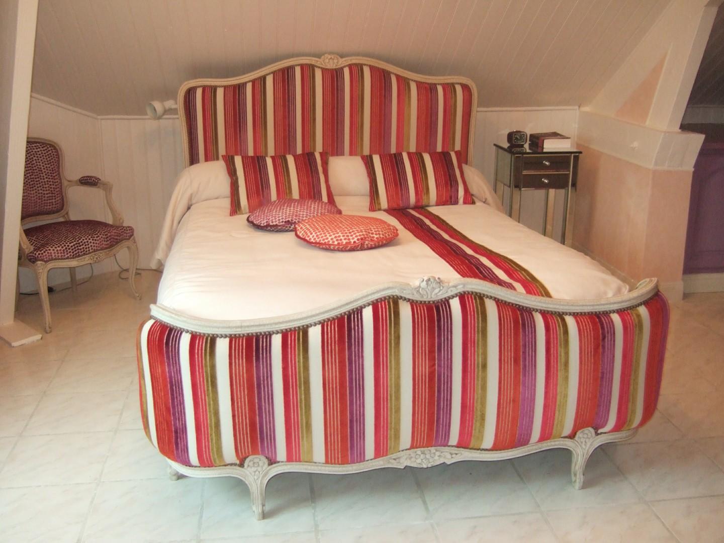 Habillage du lit avec dessus de lit à Senillé-Saint-Sauveur