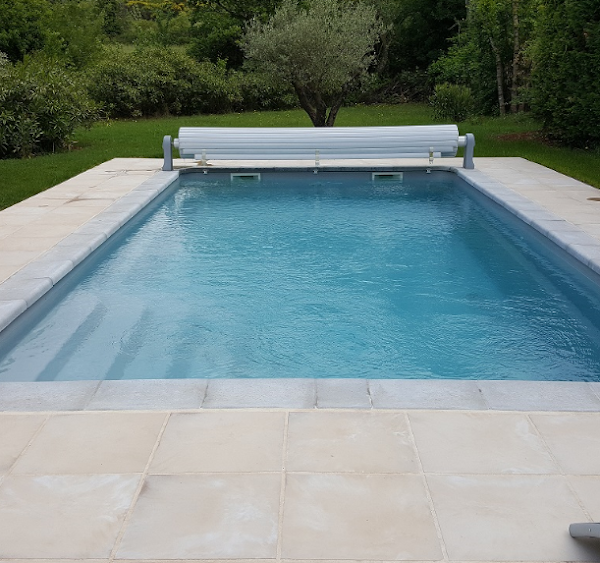 Piscine en béton avec une eau turquoise 