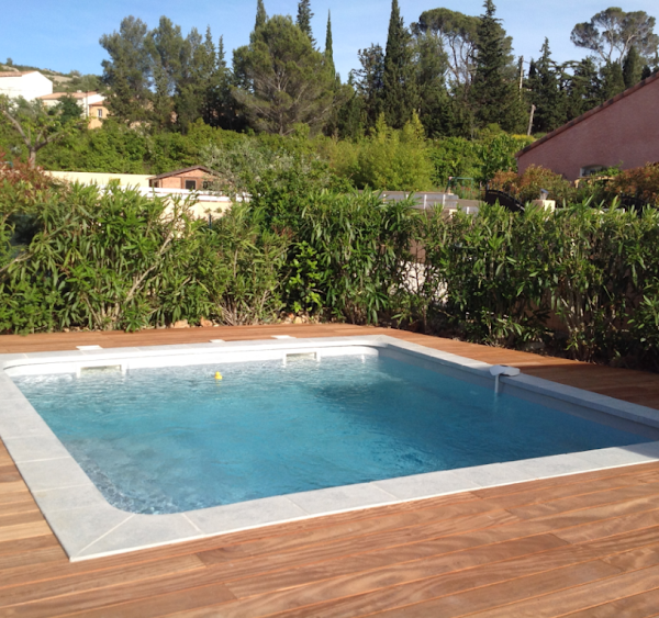 Piscine en béton carré