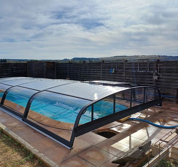 Piscine en béton couverte, avec un beau soleil