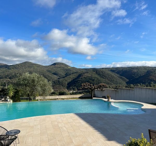 Piscine en béton à débordement