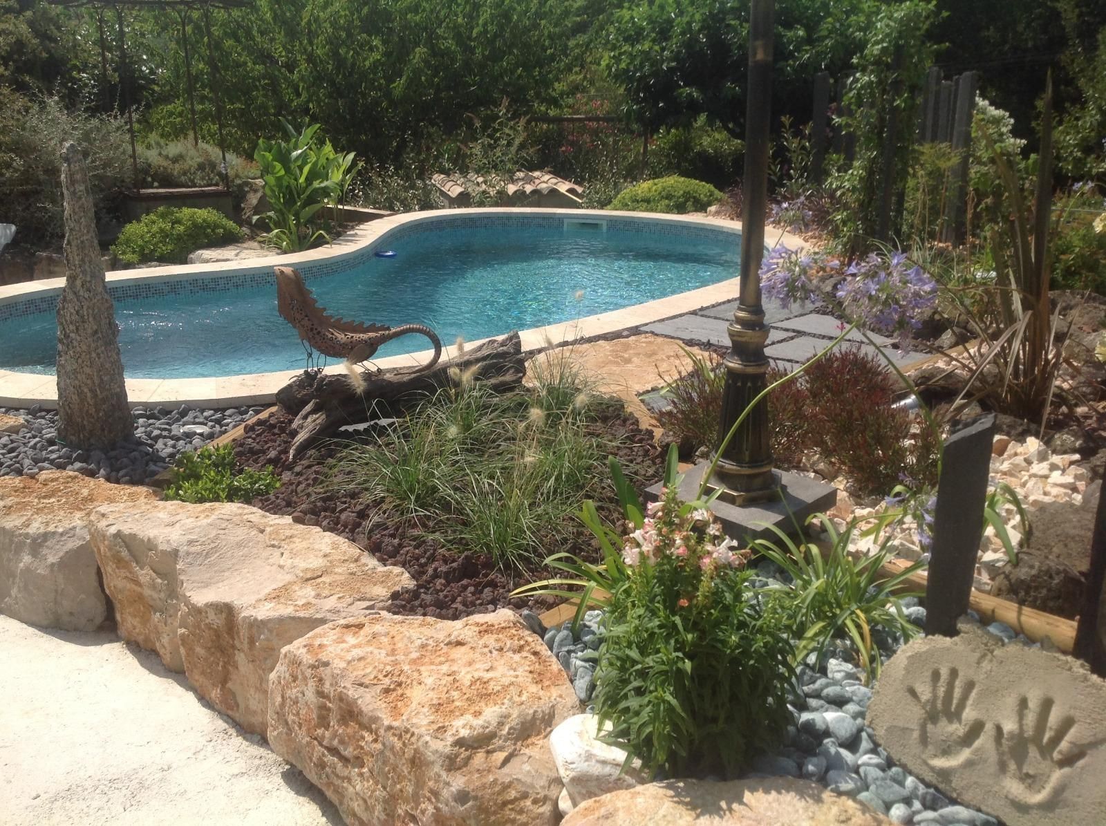 Piscine en béton avec des palmiers