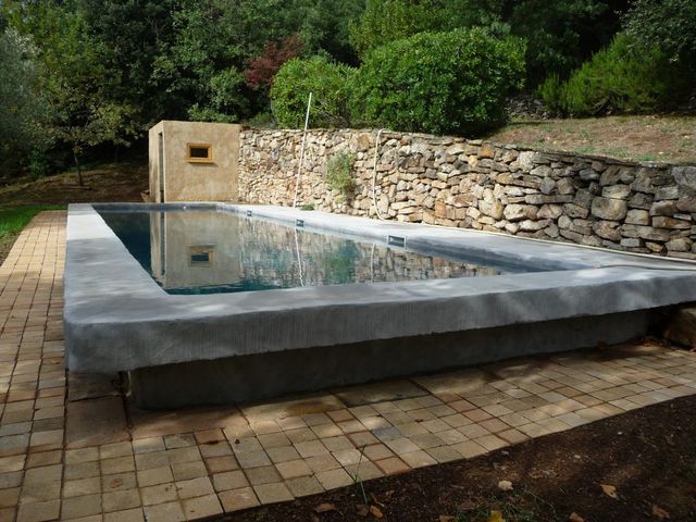 Piscine en béton avec des pavés 