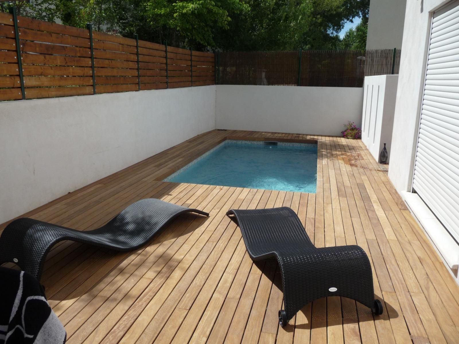 Piscine en béton avec transat 