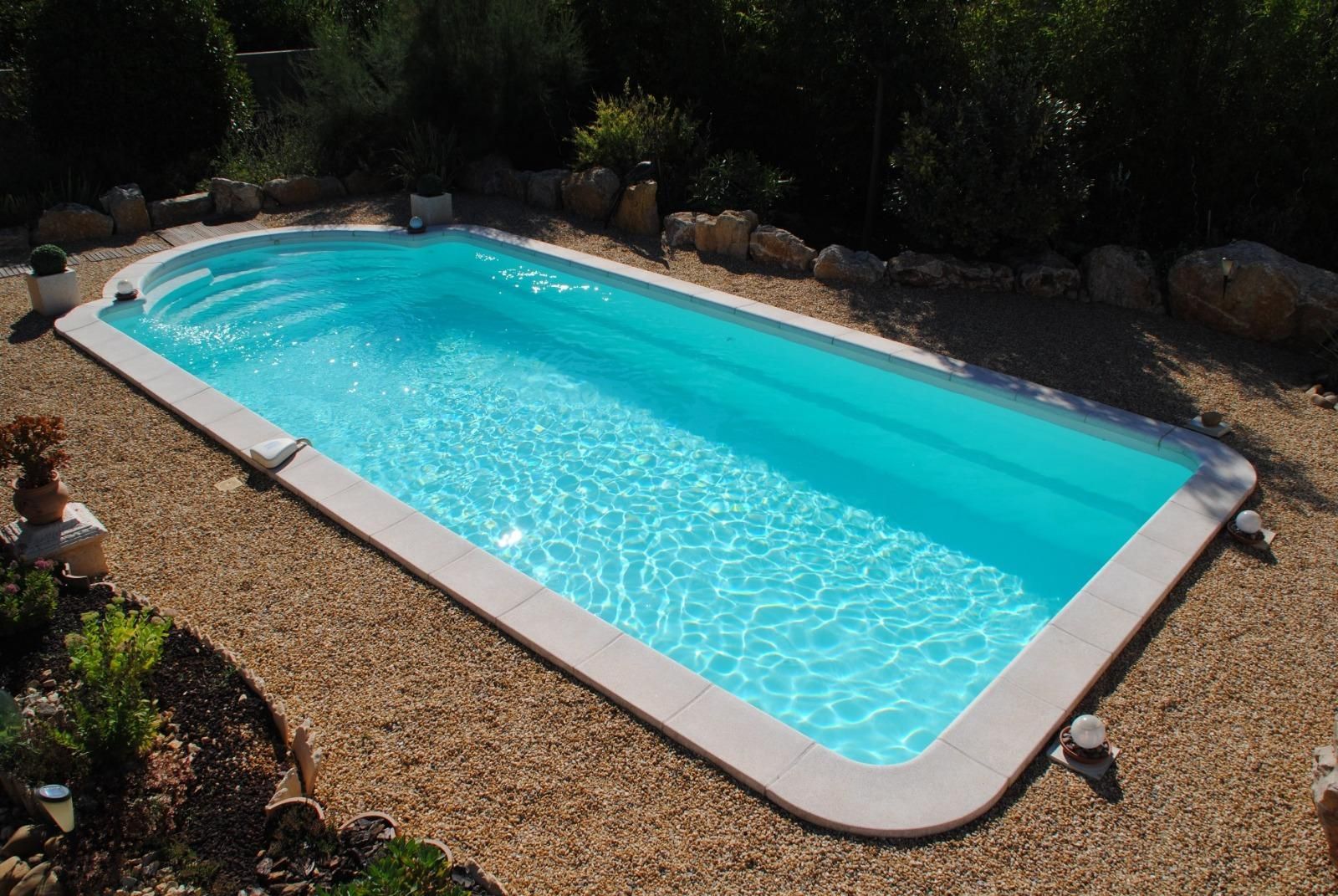 Piscine à coque avec du gravier et du soleil