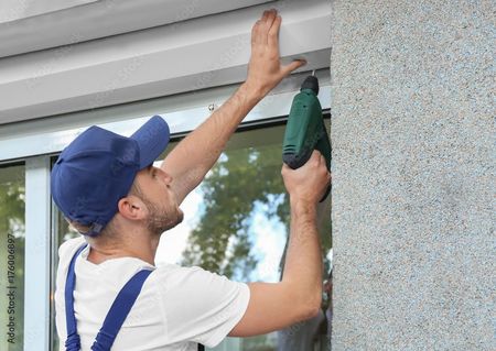 TRIJAG GMBH – zwei Monteure messen mit einem Massband die breite eines Fensters