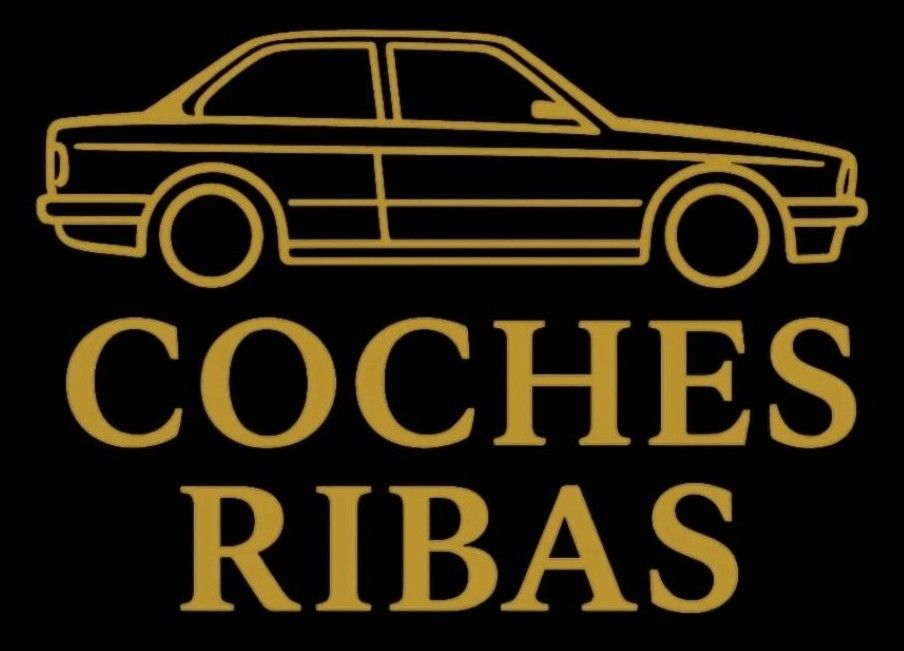 Contorno dorado de un coche sobre el texto “COCHES RIBAS” sobre un fondo negro.