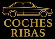 Contorno dorado de un coche sobre el texto &ldquo;COCHES RIBAS&rdquo; sobre un fondo negro.
