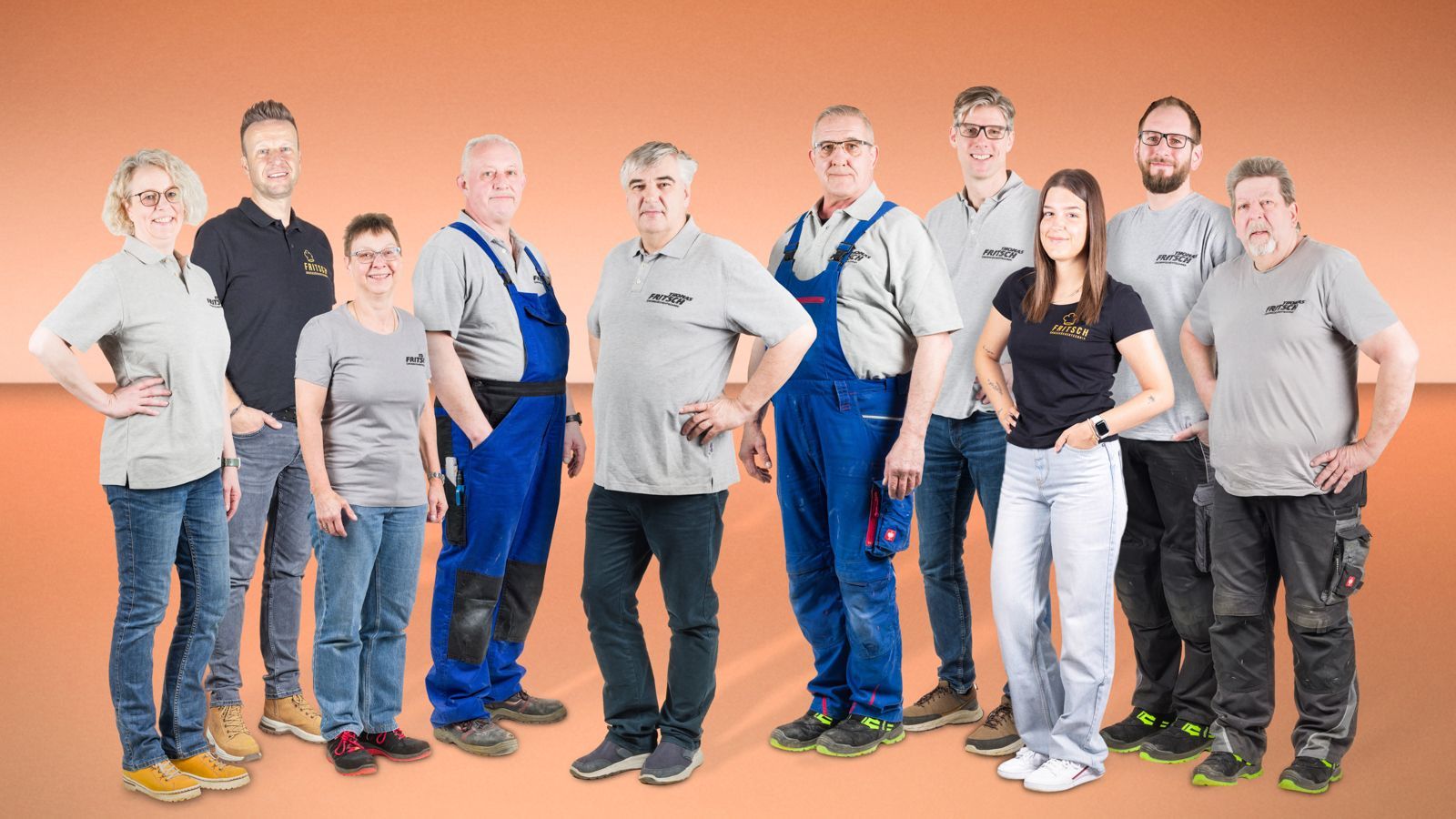 Person richtet Teller an