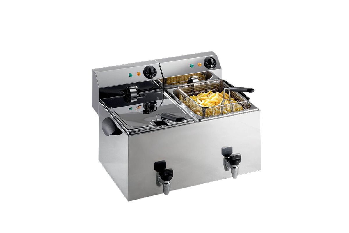 Person richtet Teller an