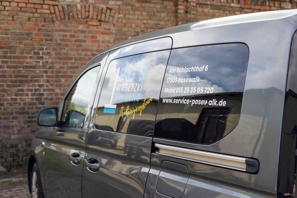 Das Firmenauto mit geschlossener Tür  und sichtbarem Firmenlogo.