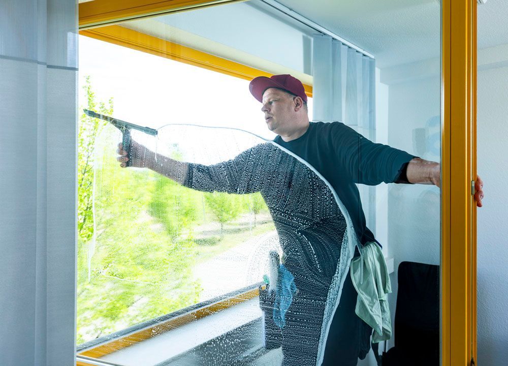 Fensterreinigung von einem Mitarbeiter.