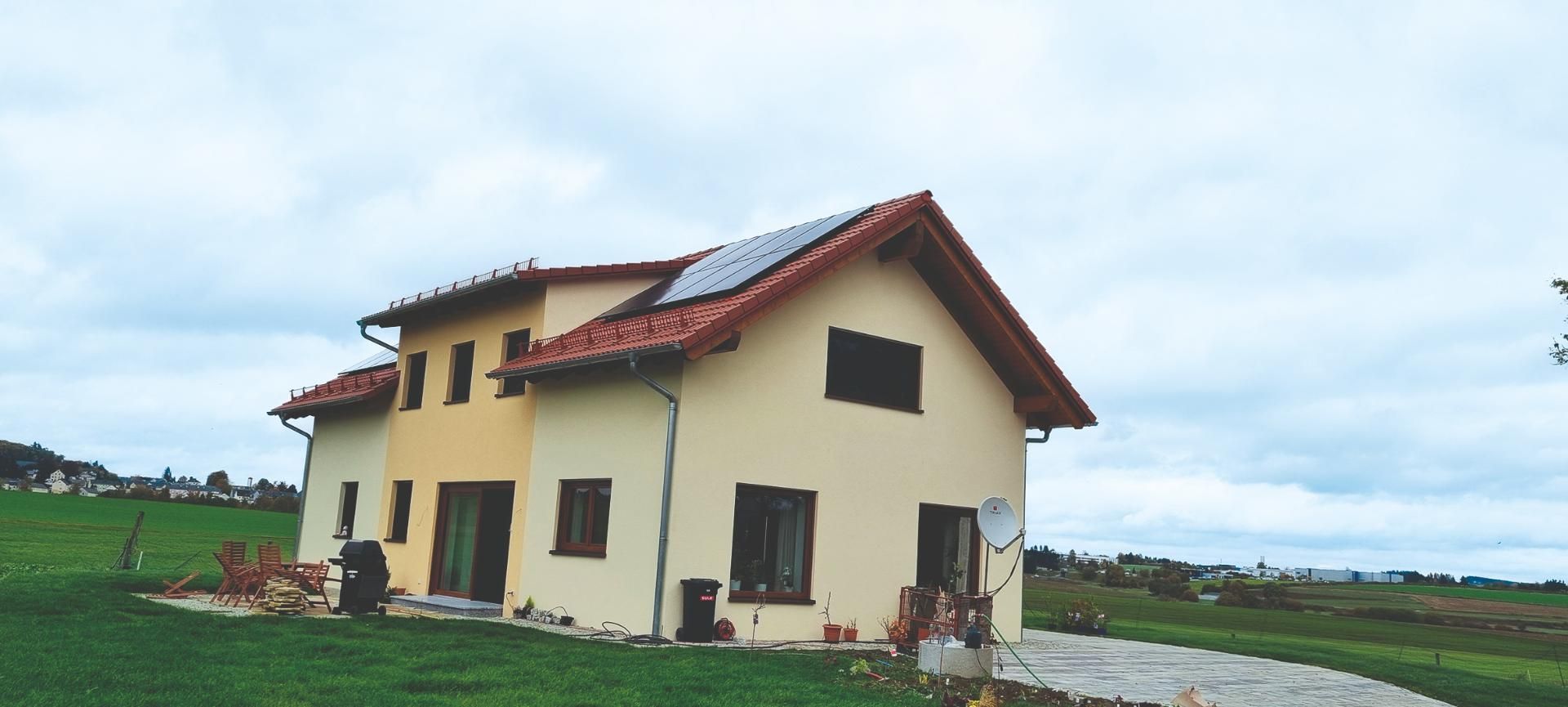 Foto | allein stehendes Haus | gelbe Fassade und rotes Dach