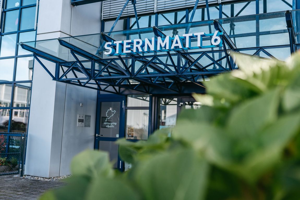 Eingang zum Gebäude Sternmatt 6 mit einem gläsernen Vordach.