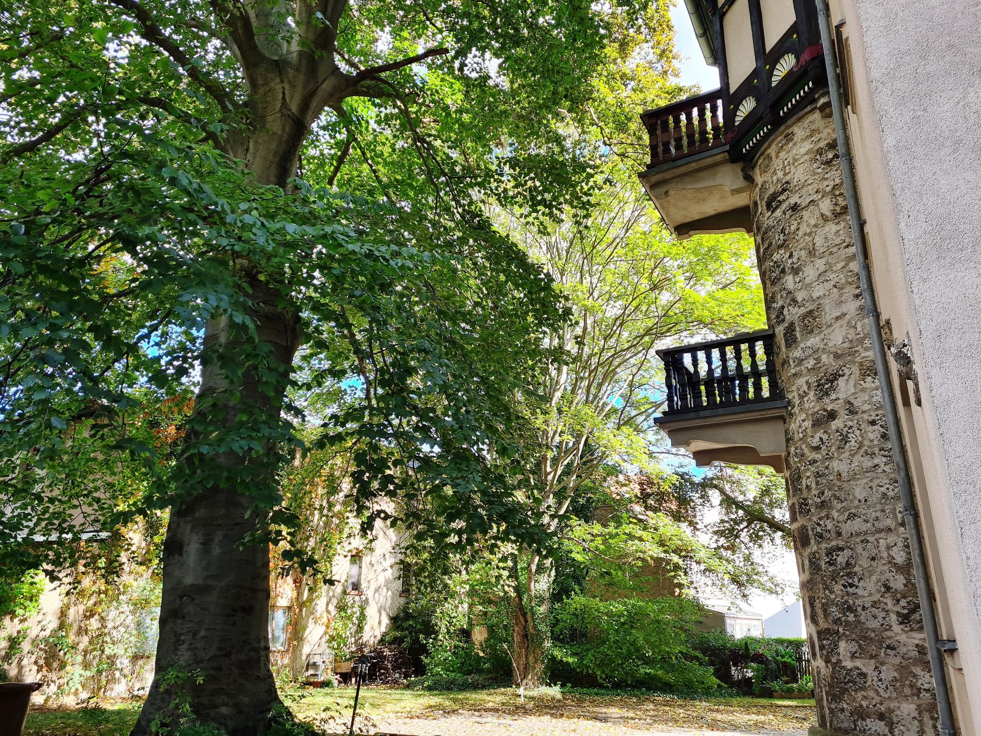Stadtvilla Außenansicht mit Balkonen und Garten