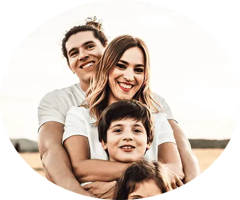 Una familia posa para una fotografía juntos en un campo.