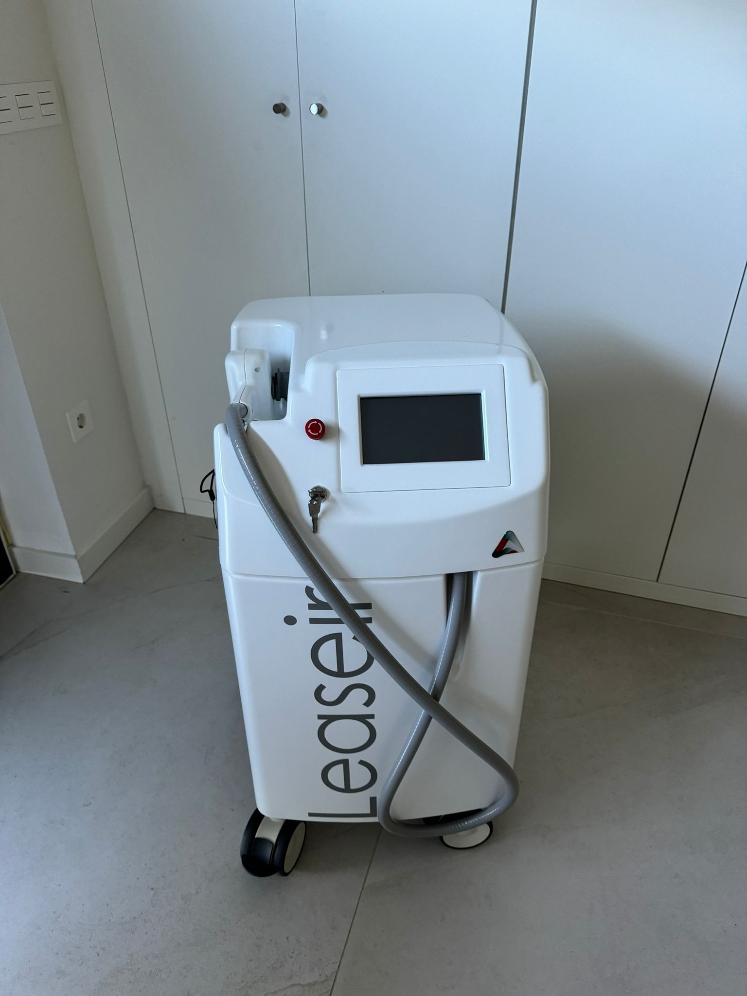 Una máquina láser médica blanca, 