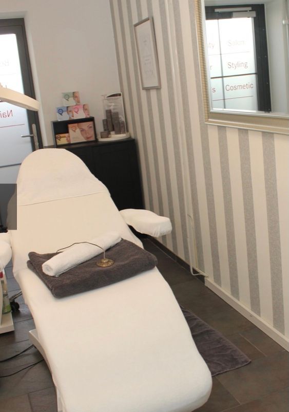 Coiffeur FF & Kosmetik IL - Coiffeursalon und Kosmetiksalon in Fällanden