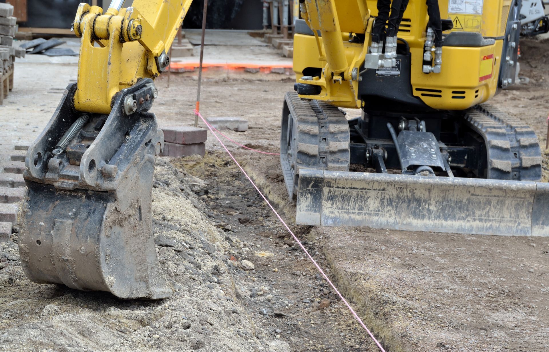 Photo de travaux de terrassement pour préparer un terrain avant une construction