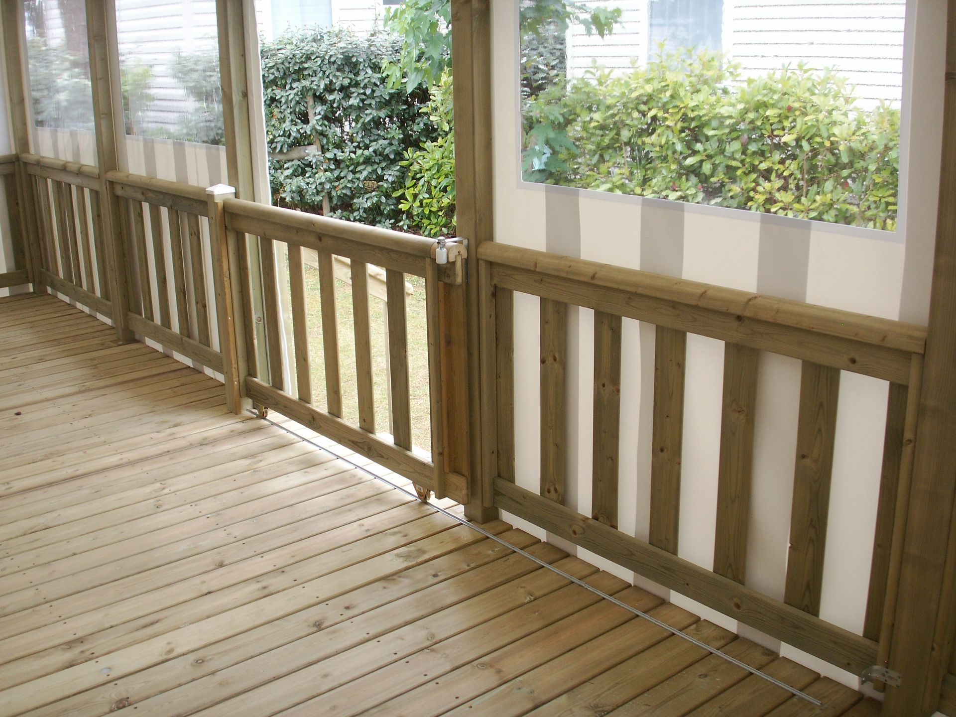 Terrasse en bois semi-couverte