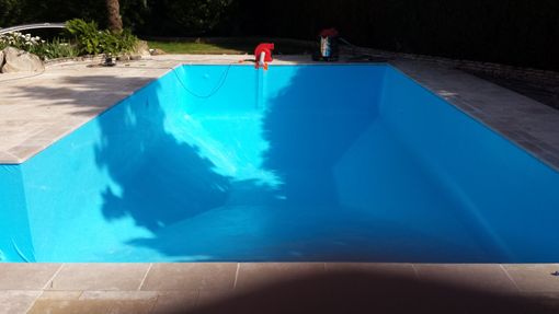 Piscine abimée vide