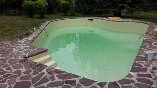 Piscine abimée vide
