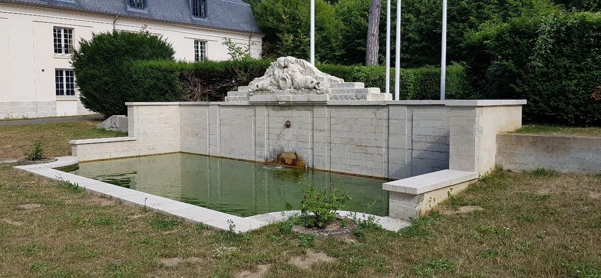 Piscine abimée vide