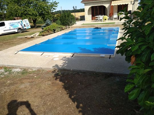Bâche enroulée piscine