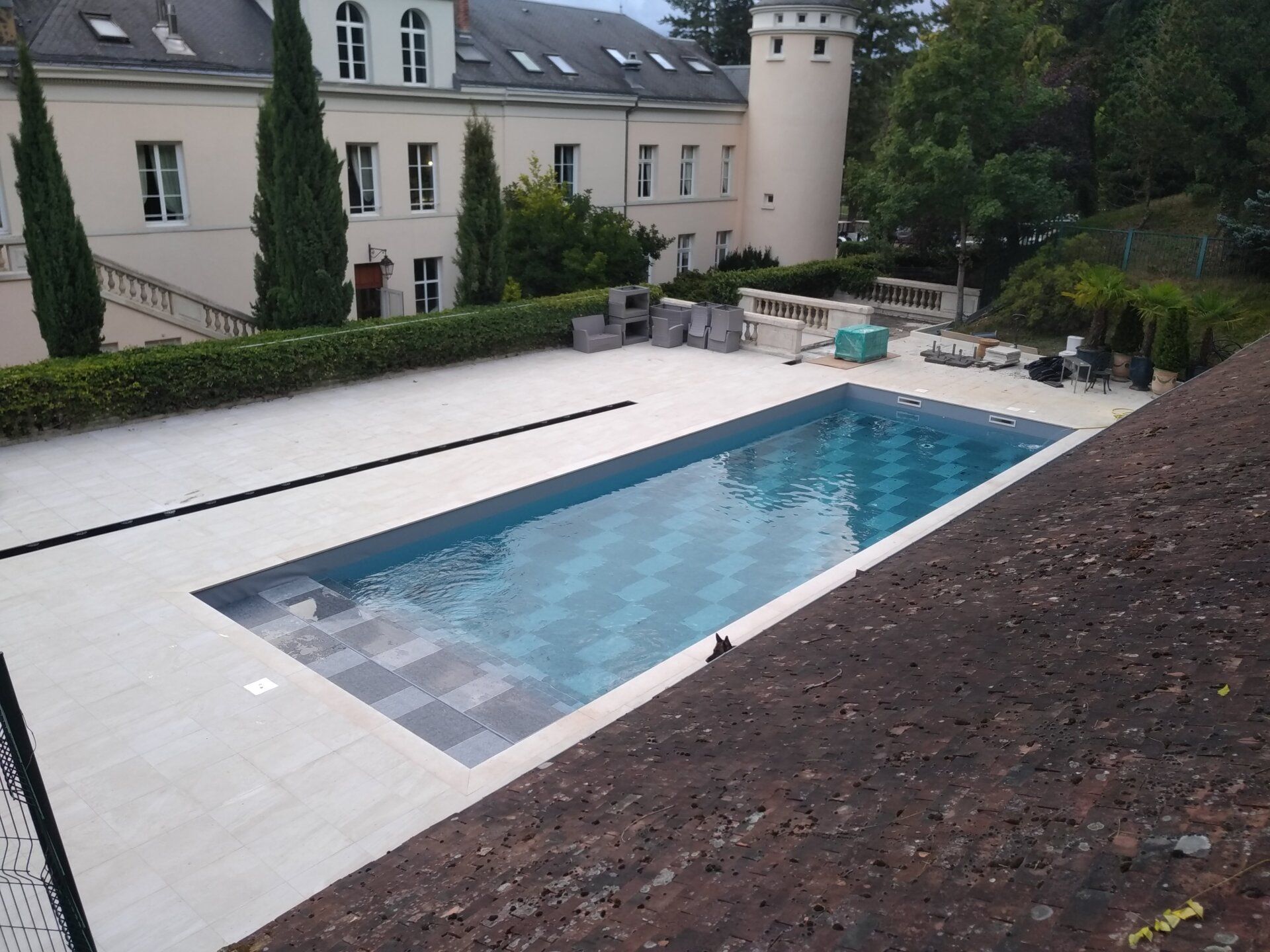 Grande piscine fond damier