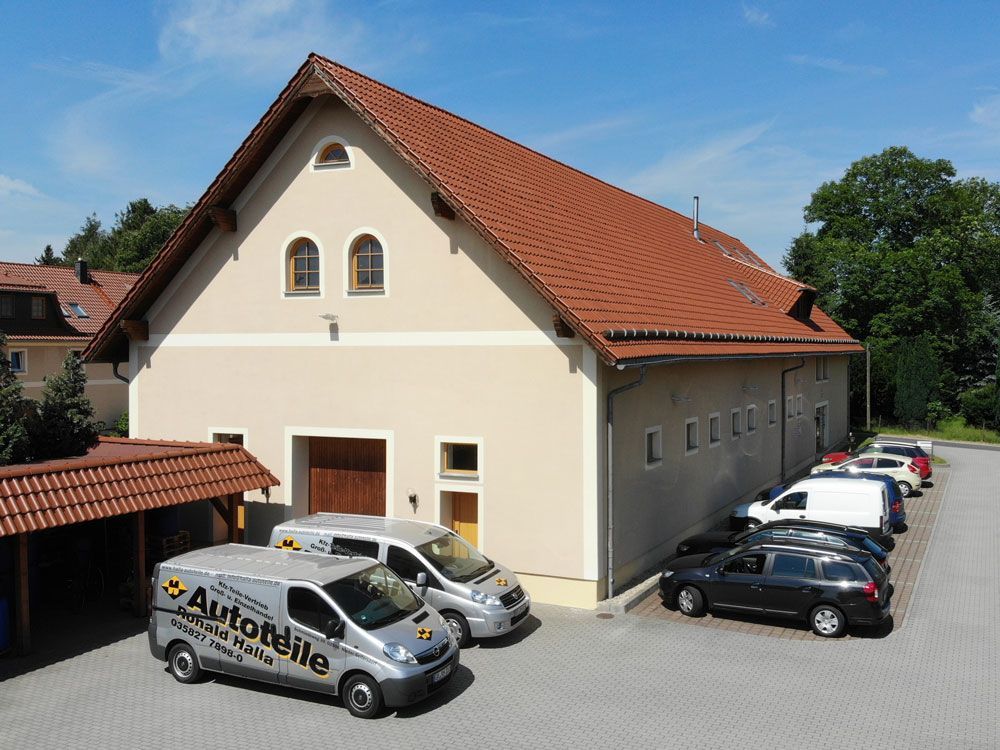 Ostansicht mit Parkplatz, Ladezone