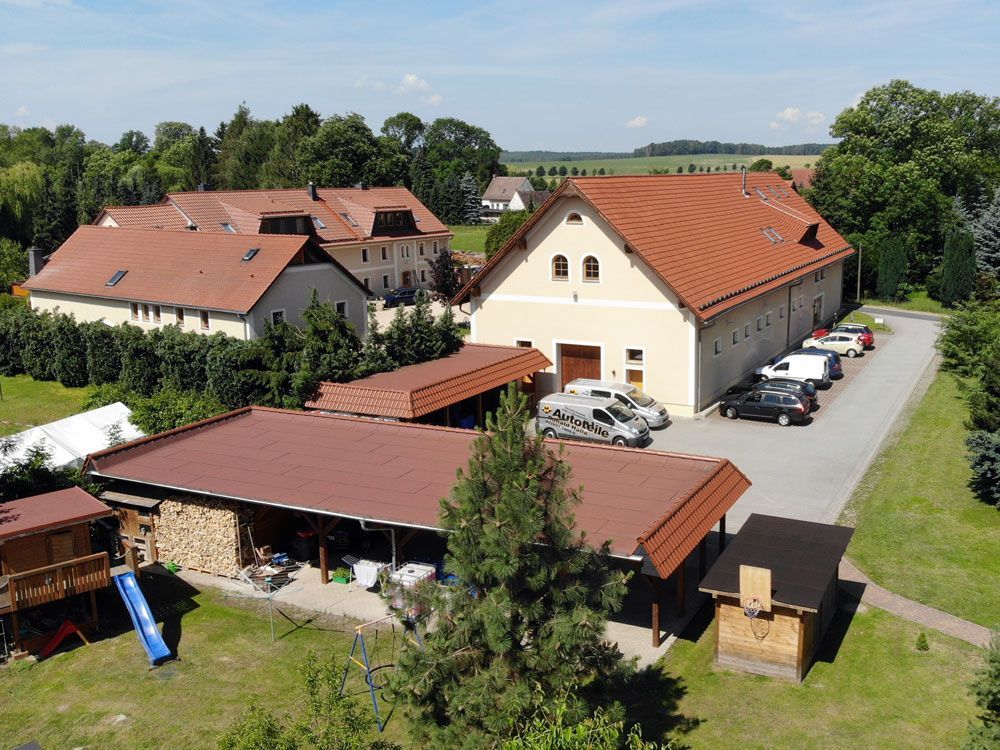Ostansicht mit Carports und Außenanlagen