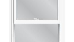 Ventana de guillotina blanca con dos paneles de vidrio, panel superior ligeramente abierto.