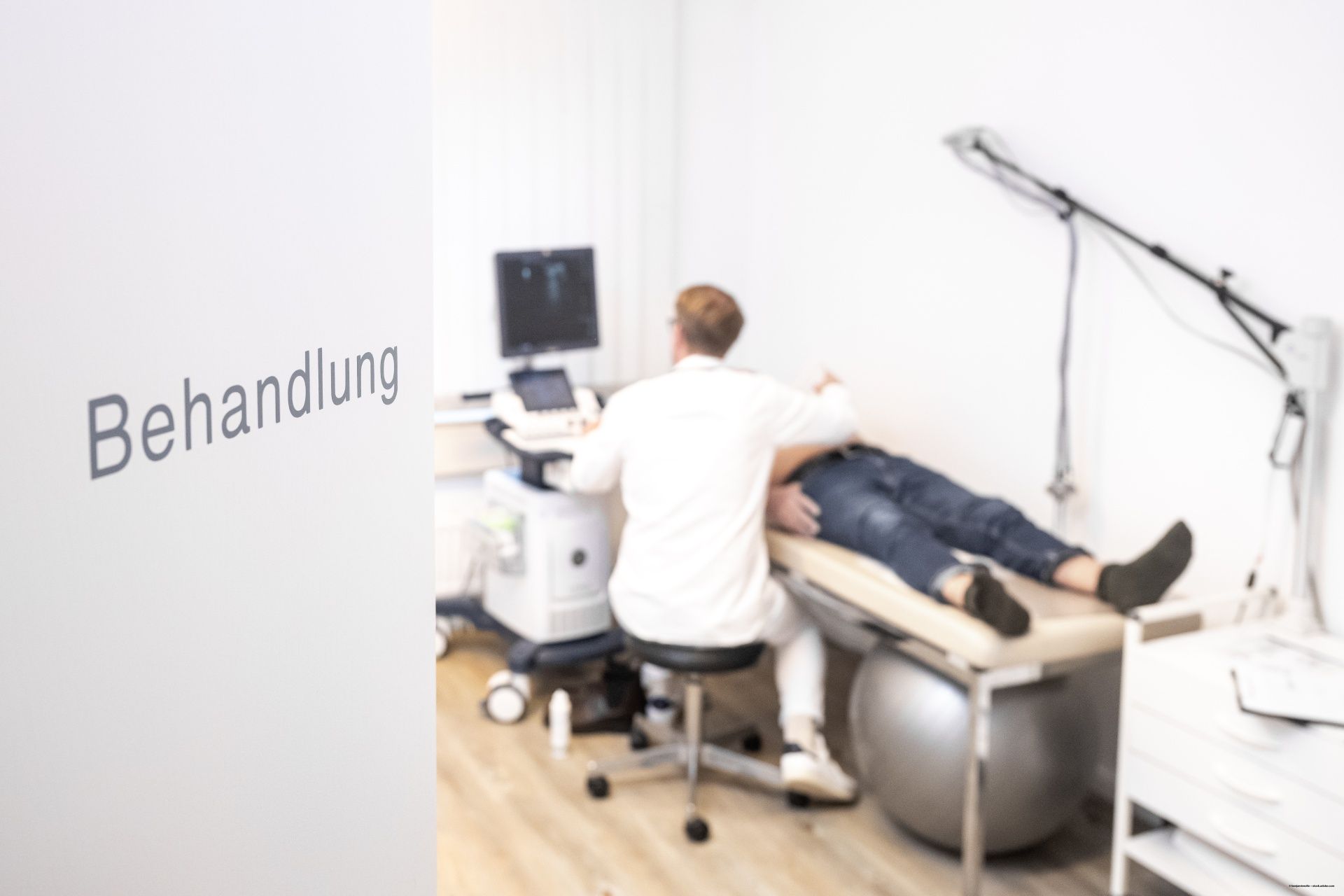 Einen Arzt bei der Untersuchung einen Patienten