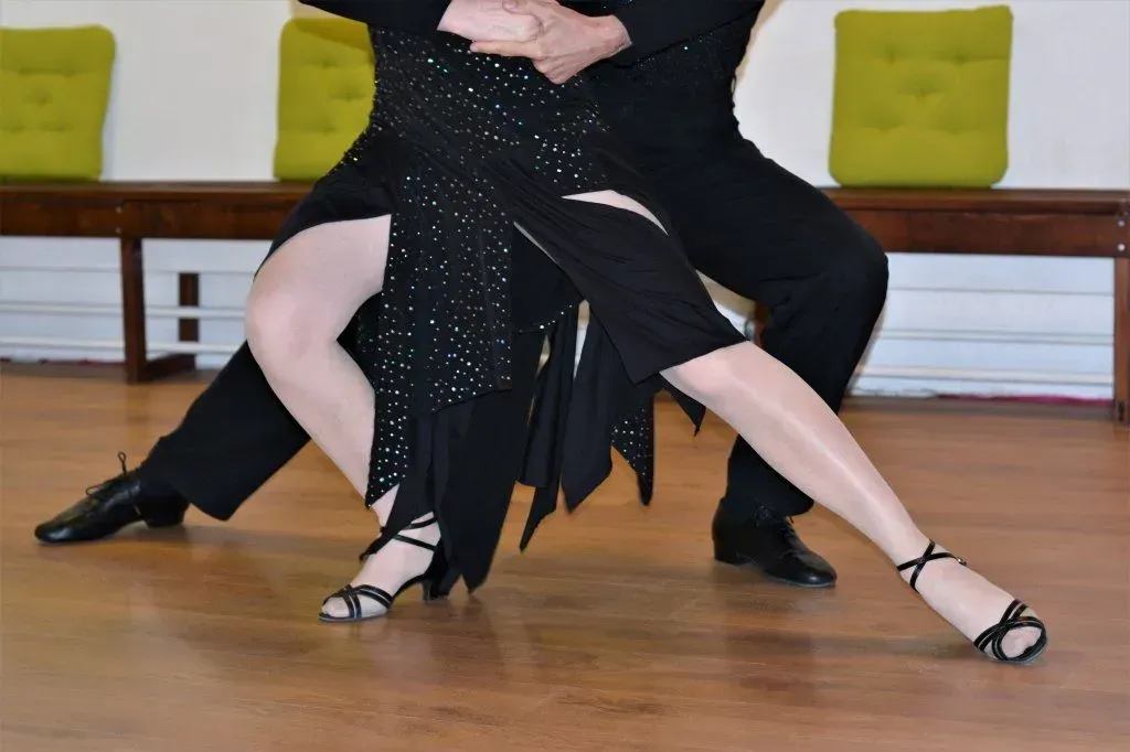 Un homme et une femme dansent sur une piste de danse.