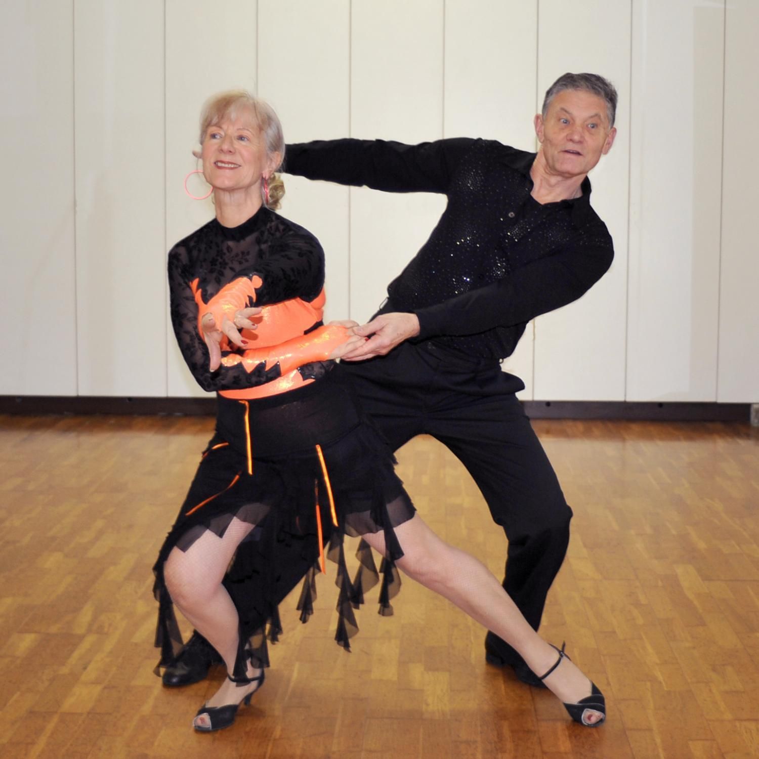 Un homme et une femme dansent ensemble sur une piste de danse