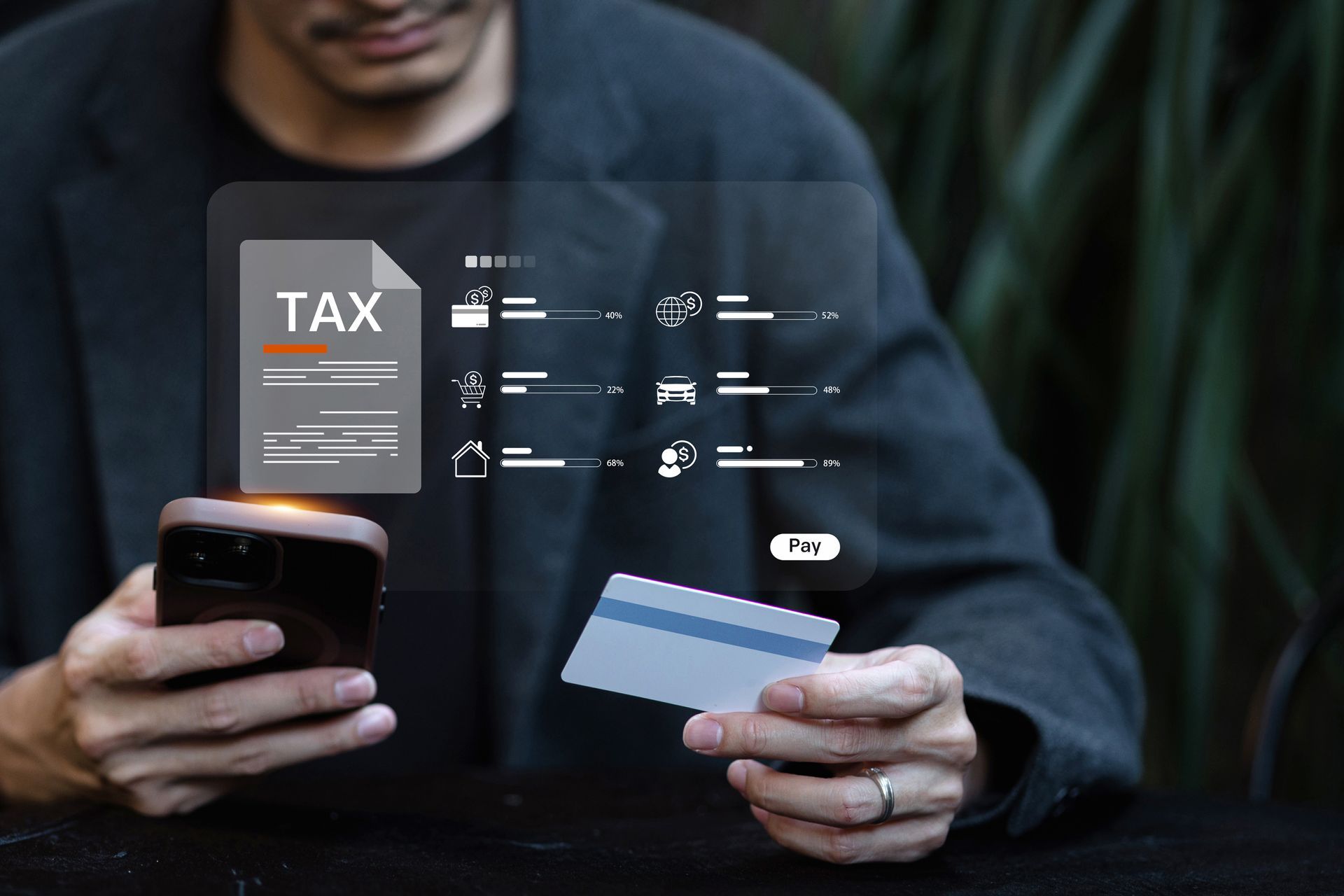 Mann erledigt seine Steuern dank Digitalisierung bequem am Smartphone