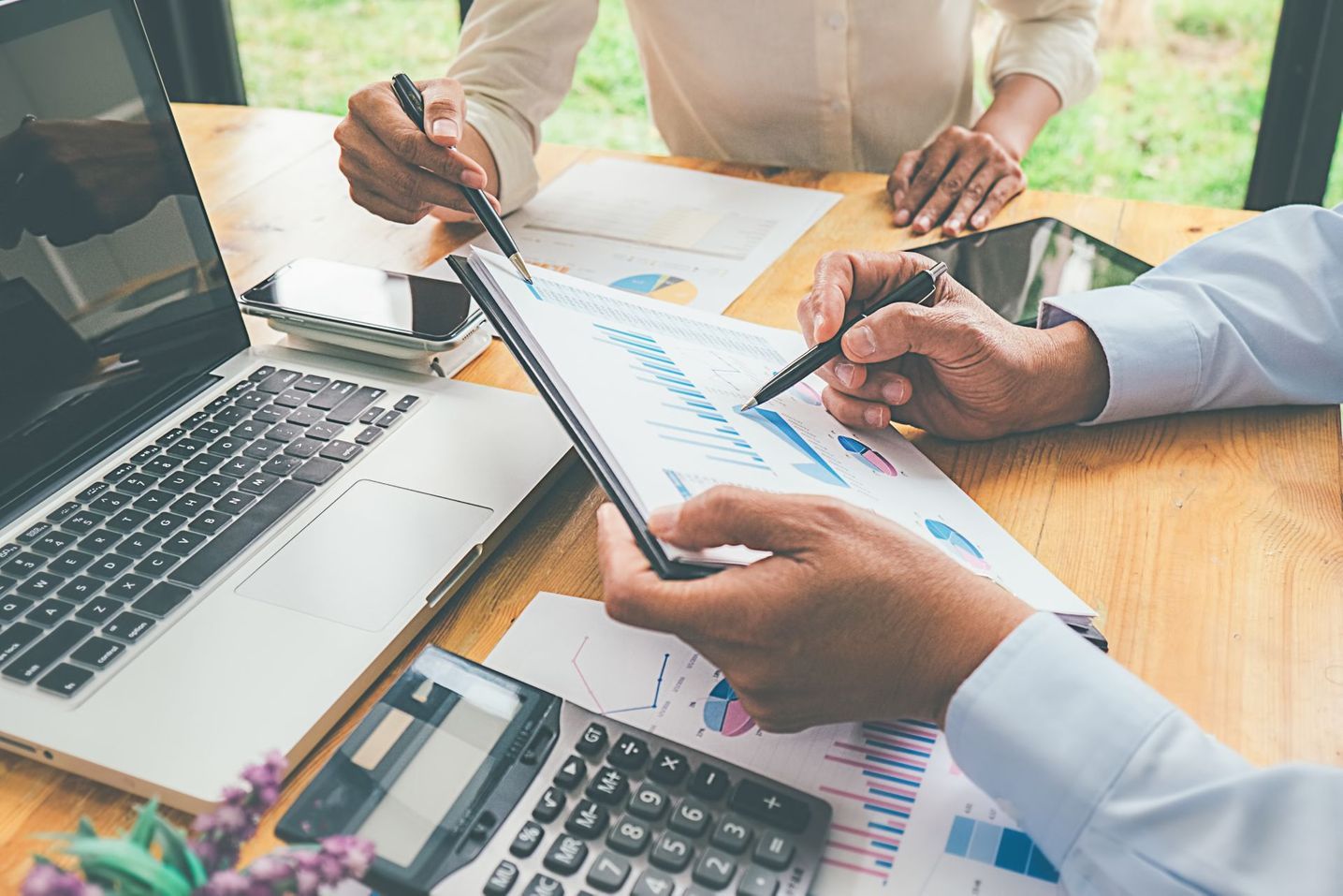 Zwei Personen arbeiten gemeinsam an einem Schreibtisch