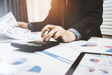 Person arbeitet mit einem Taschenrechner