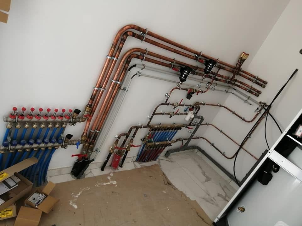 Des tuyaux d'eau et des outils