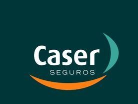 Logotipo de Caser Seguros sobre fondo verde azulado. El logotipo presenta texto blanco y formas curvas azules y naranjas.