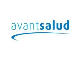 Logotipo para Avantsalud, texto azul claro y arco sobre la palabra.