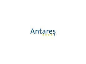 Logotipo de Antares, texto azul con puntos amarillos.