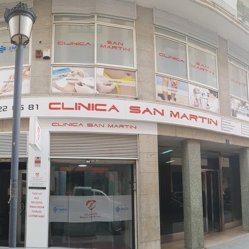 Fachada de Clínica San Martín con señalización y publicidad de servicios.