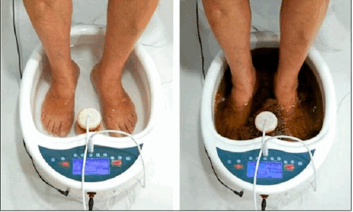 Dos imágenes: Pies en el agua. Una transparente, la otra marrón oscura. Dentro de un pediluvio.